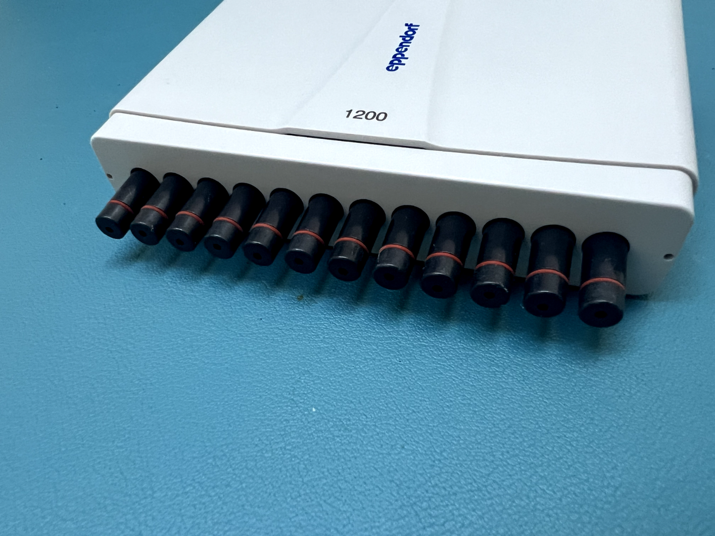 Eppendorf research plus 12 channel 120 to 1200ul pipette 3125000222 - Labnob