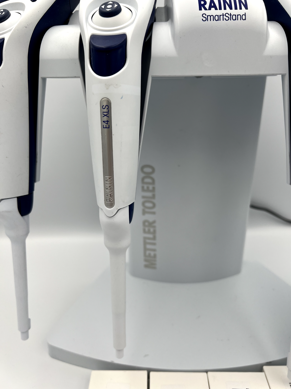 Set of 4 Rainin E4 Pipettes, E4XLS 1200, E4 XLS L100, L200, L1000 with stand - Labnob