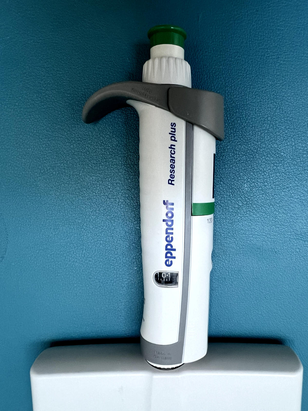 Eppendorf research plus 12 channel 120 to 1200ul pipette 3125000222 - Labnob