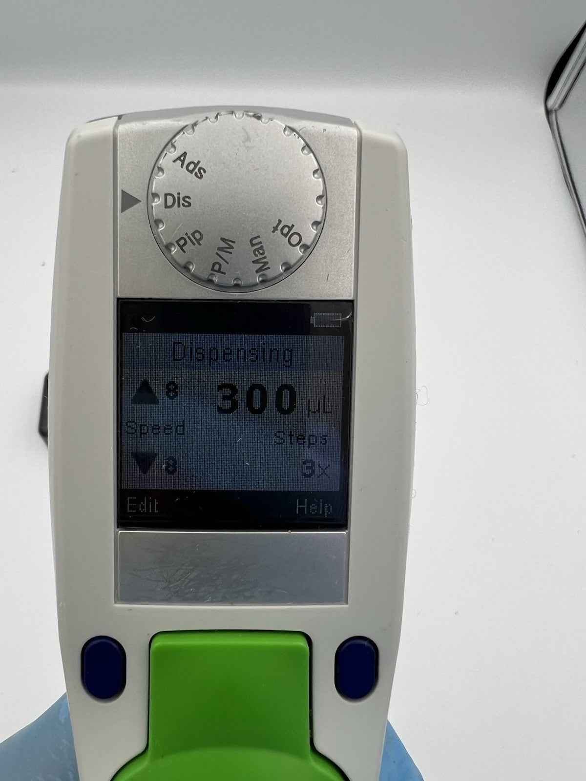Eppendorf Xplorer plus Electronic Pipette 50-1200 ul 8 channel with Charger