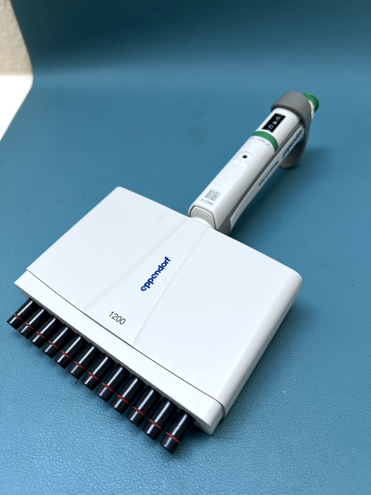 Eppendorf research plus 12 channel 120 to 1200ul pipette 3125000222 - Labnob
