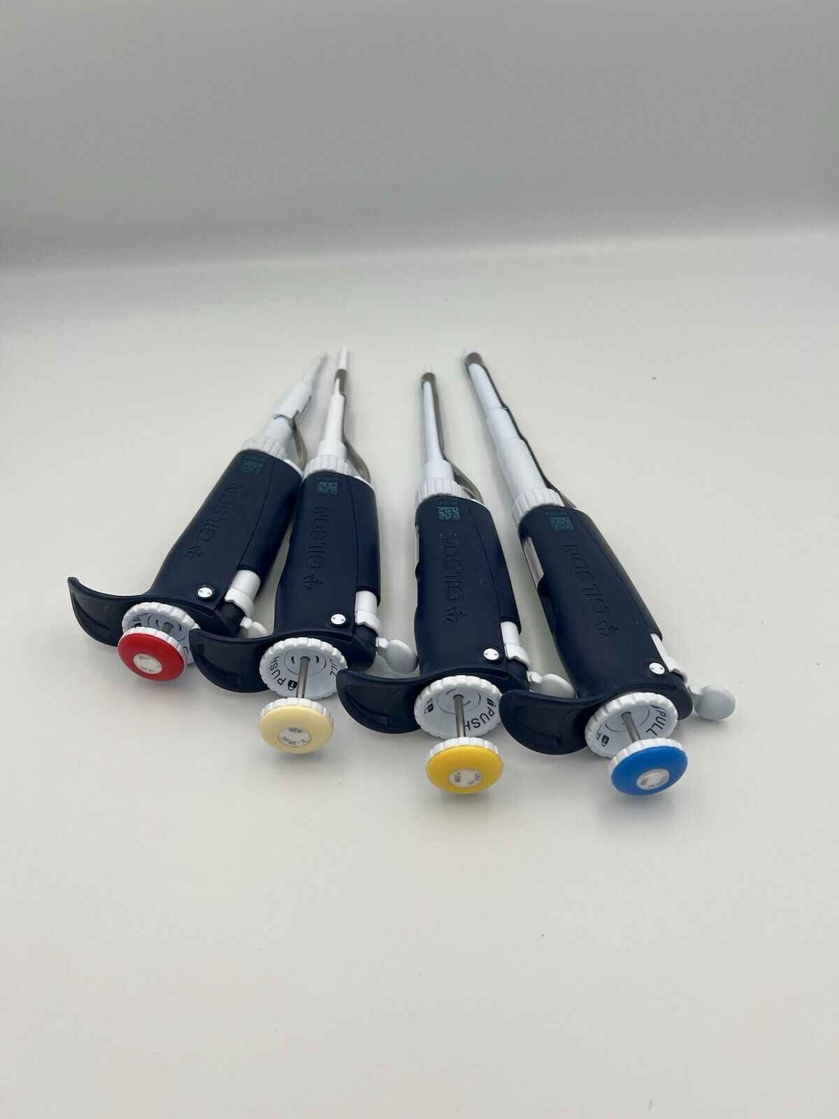 Set Of 4 Gilson Pipetman L Pipettes P10 20 200 1000 new style - Labnob