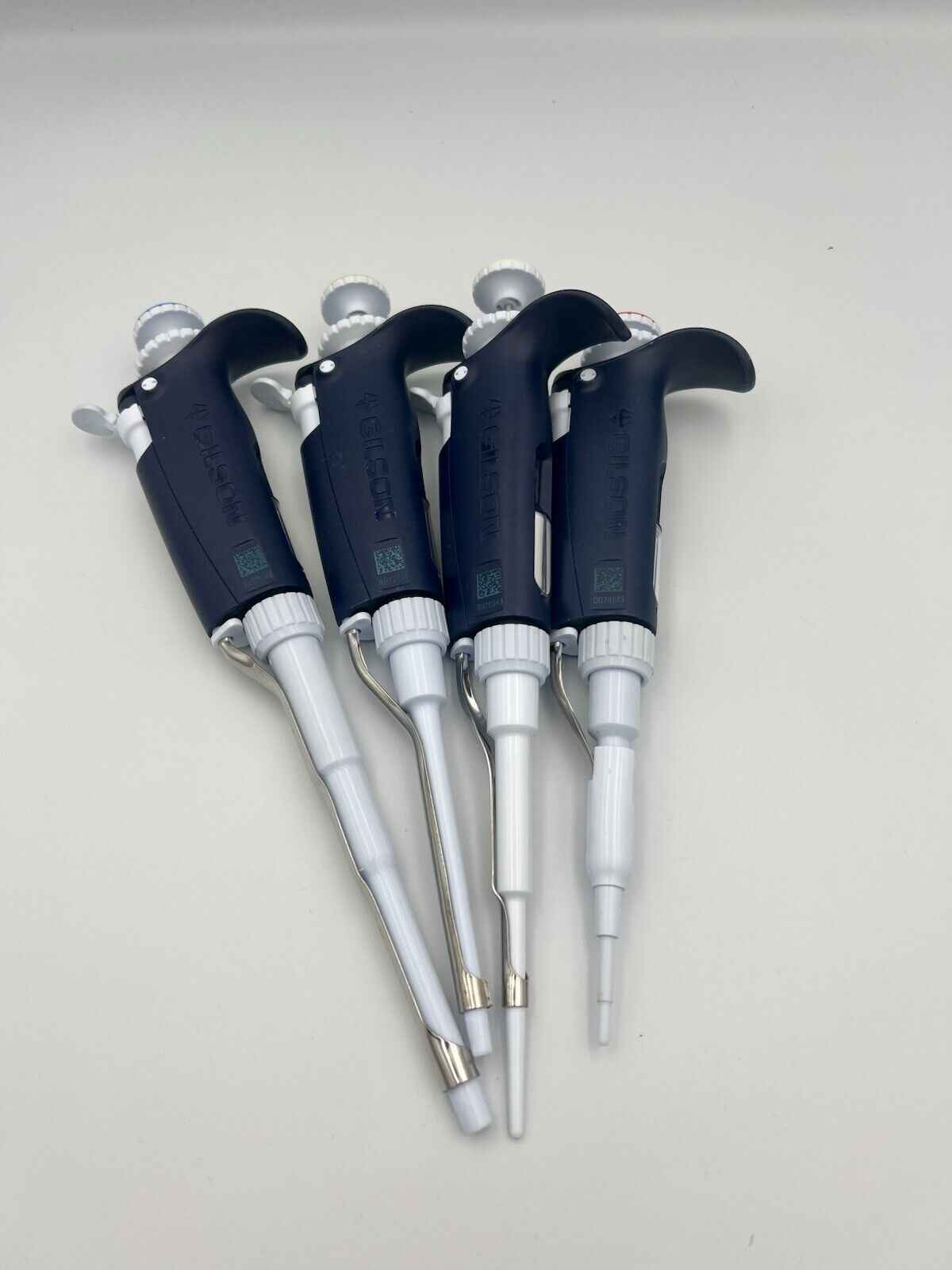 Set Of 4 Gilson Pipetman L Pipettes P10 20 200 1000 new style - Labnob