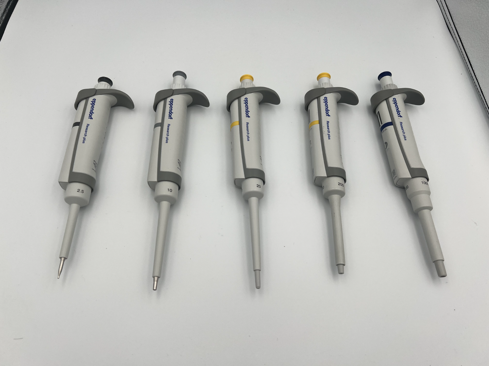 Eppendorf Research Plus Pipette set of 5 (P1000, 200, 20, 10 & 2.5) Tested - Labnob