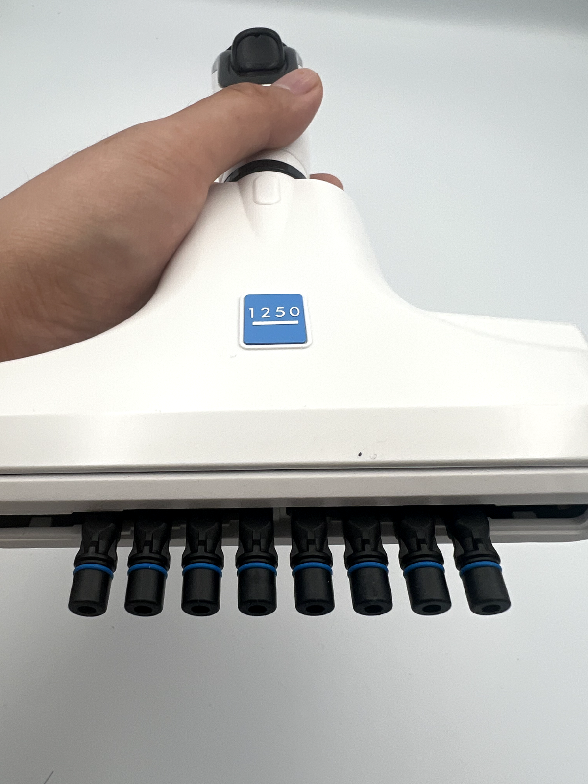 INTEGRA 8 CHANNEL VOYAGER 1250 uL PIPETTE ADJUSTABLE 4724 - Labnob