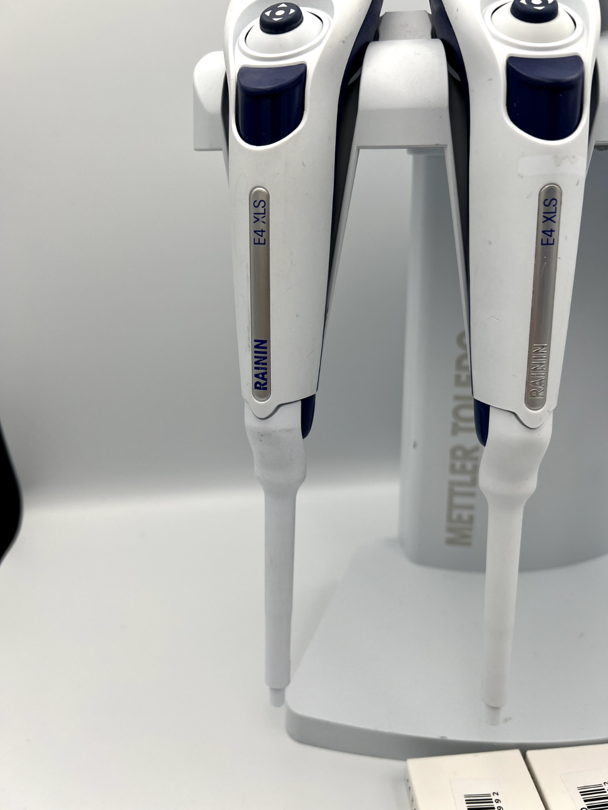 Set of 4 Rainin E4 Pipettes, E4XLS 1200, E4 XLS L100, L200, L1000 with stand - Labnob