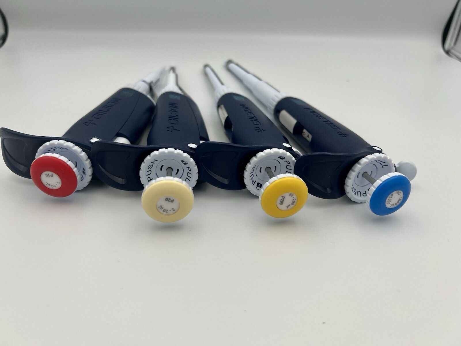Set Of 4 Gilson Pipetman L Pipettes P10 20 200 1000 new style - Labnob